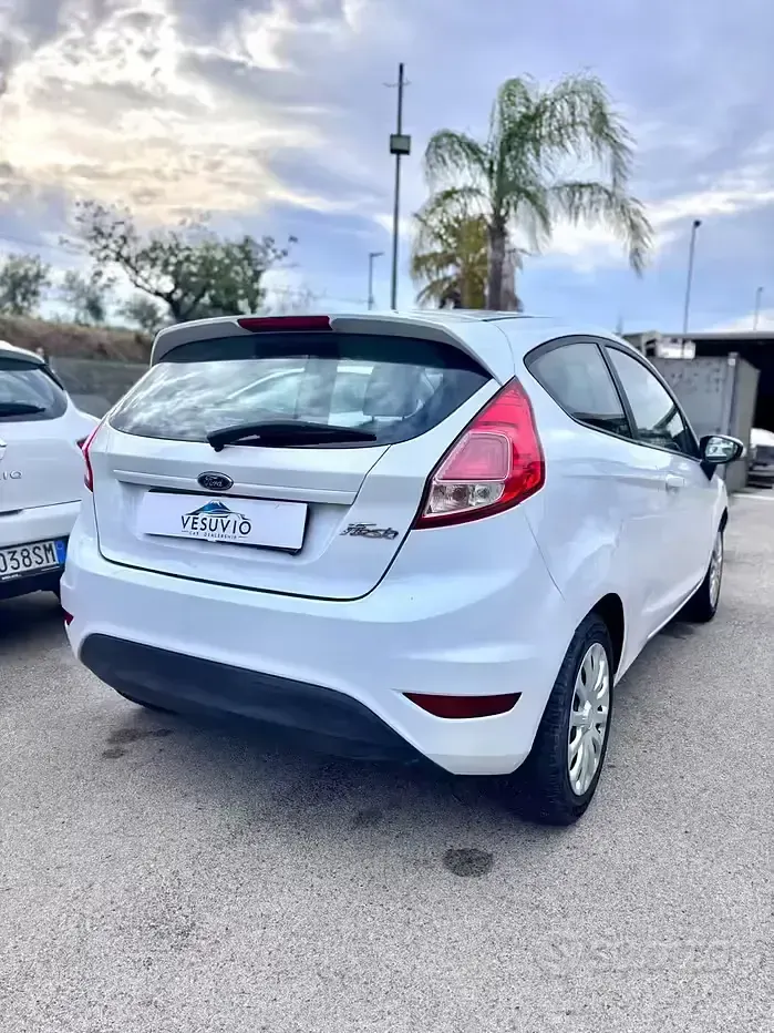 Usata Ford Fiesta 60 CV (44 kW) 2016 Bianco Utilitaria