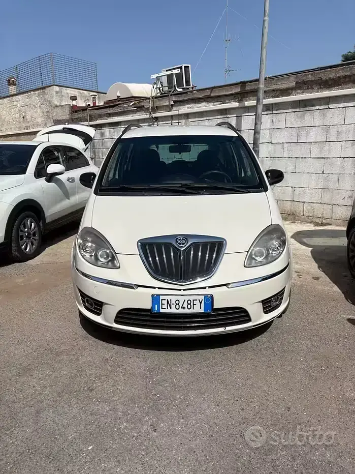 Usata Lancia Musa Gold 95 CV (69 kW) 2012 Beige Monovolume