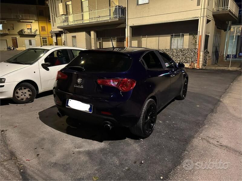 Usata 2011 Alfa Romeo Giulietta Distinctive Due volumi | 5250 € (Buon prezzo) - Immagine 1/4