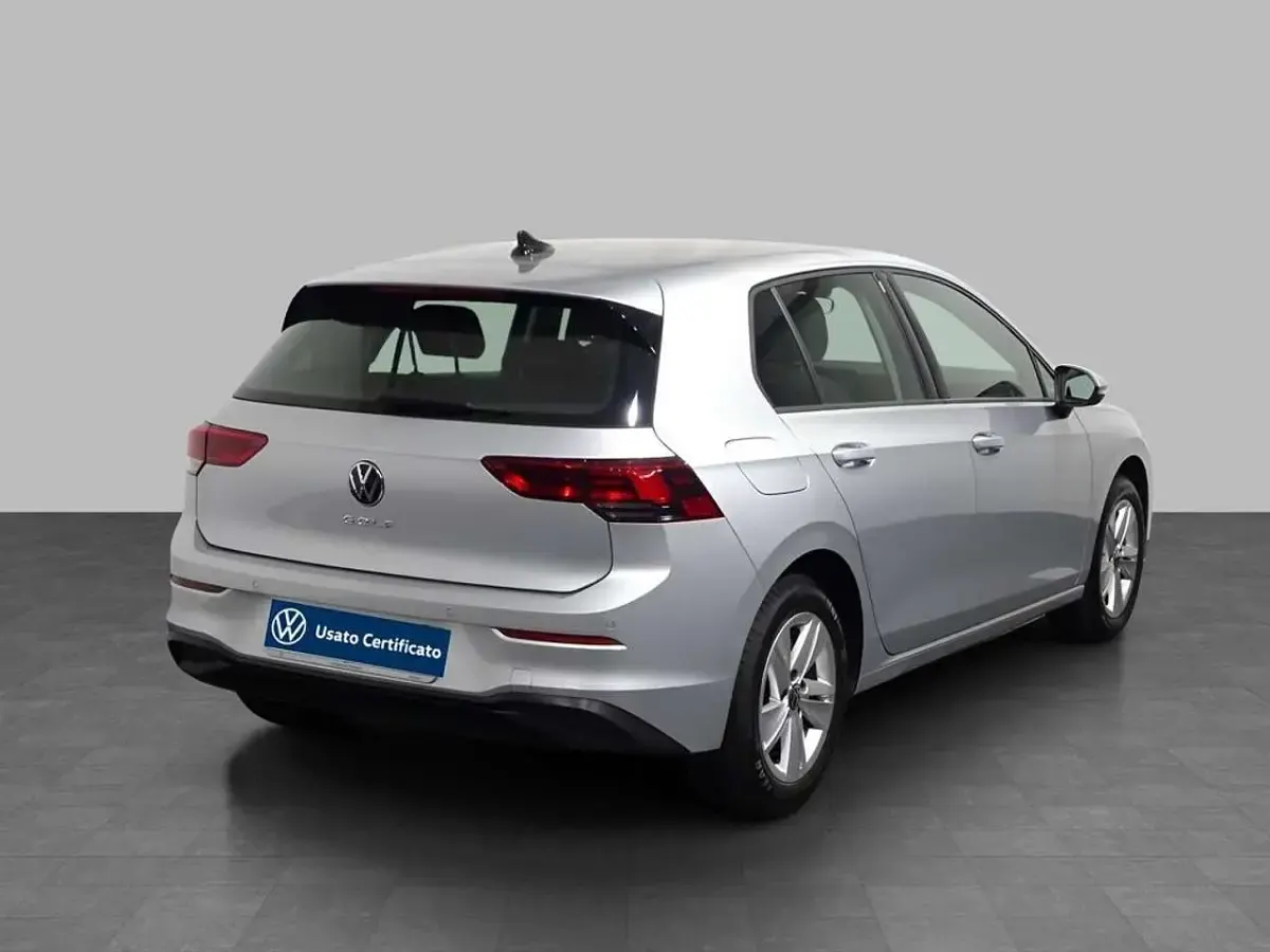 Usata VW Golf VIII Life 110 CV (80 kW) 2021 Reflex silver metallizzato Berlina