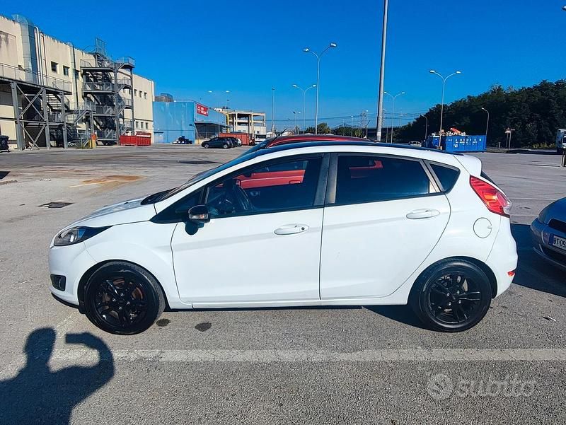Usata Ford Fiesta 75 CV (55 kW) 2016 Bianco Utilitaria