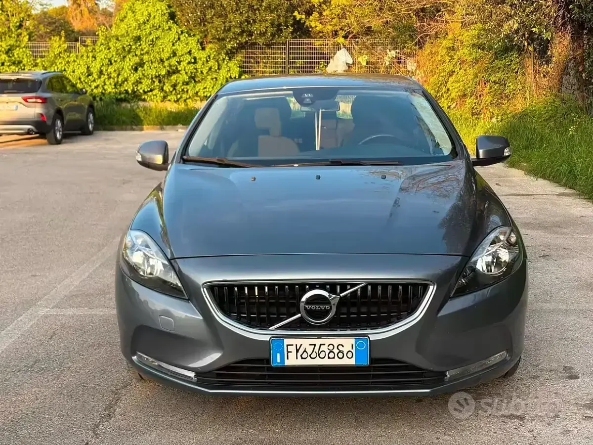 Usata Volvo V40 120 CV (88 kW) 2017 Grigio Berlina