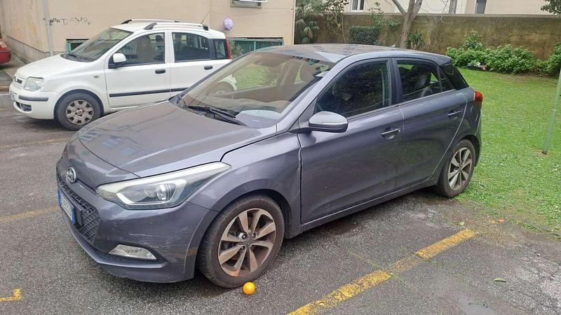 Usata Hyundai i20 Style 90 CV (66 kW) 2015 Grigio Utilitaria