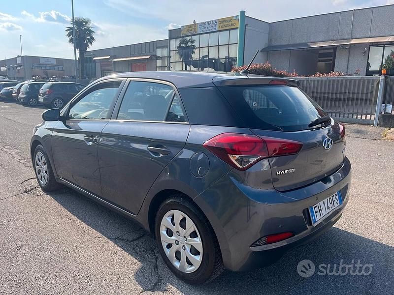 Usata Hyundai i20 Blackline 75 CV (55 kW) 2017 Grigio Berlina