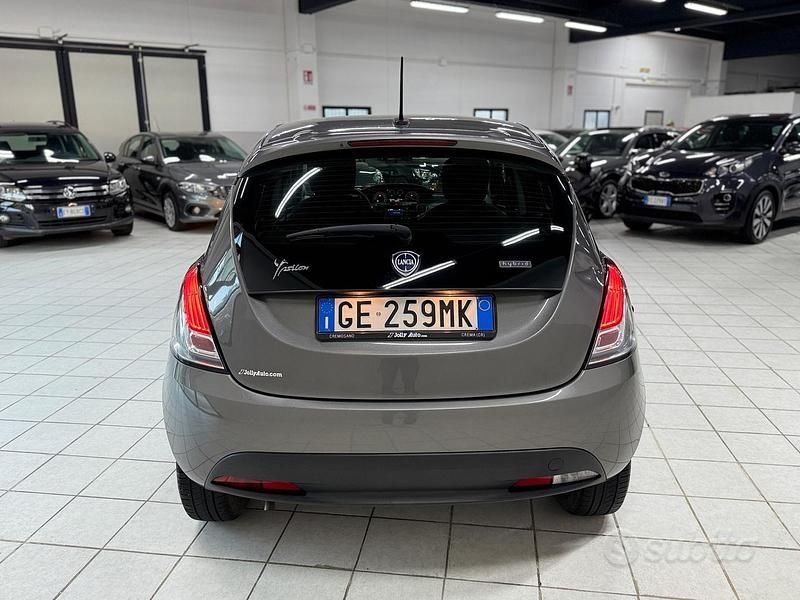 Usata Lancia Ypsilon Gold 69 CV (50 kW) 2021 Argento Utilitaria