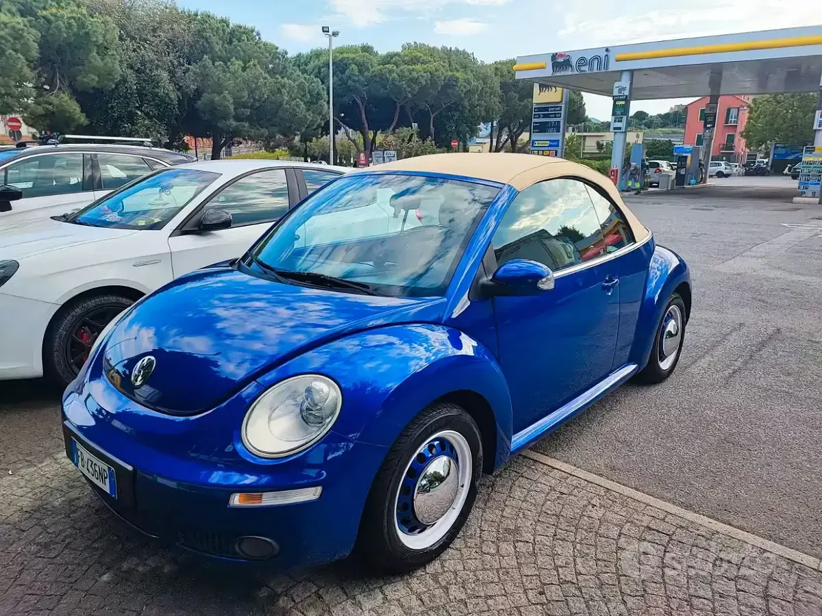 Usata VW New Beetle 105 CV (77 kW) 2008 Blu Utilitaria