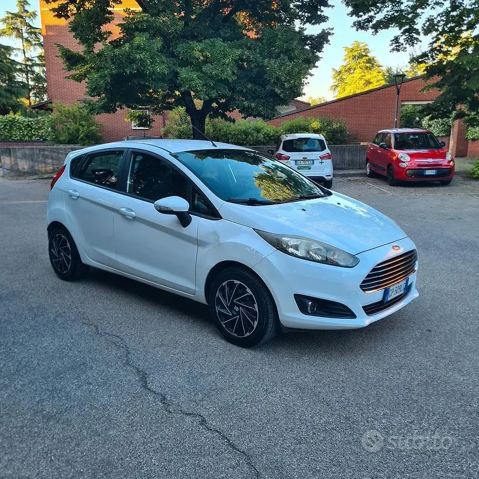 Usata Ford Fiesta 75 CV (55 kW) 2013 Bianco Berlina