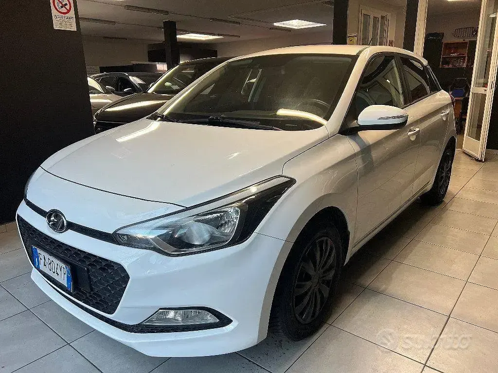 Usata Hyundai i20 Style 84 CV (61 kW) 2015 Bianco Berlina