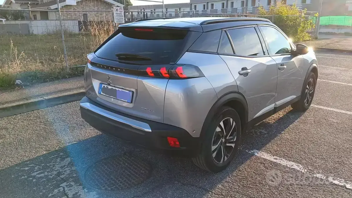 Usata Peugeot e-2008 56 kW (77 CV) 2021 Grigio SUV