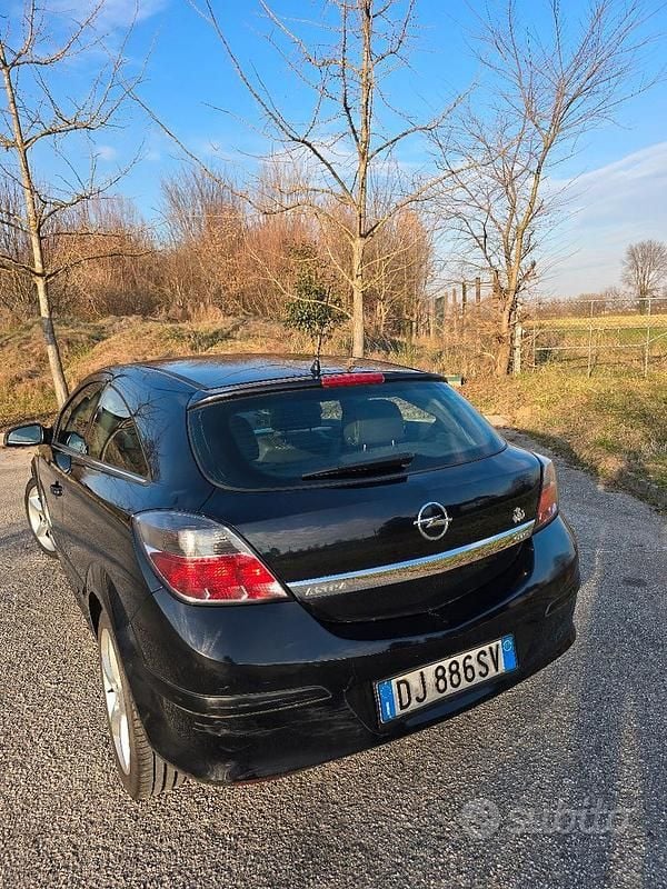 Usata Opel Astra GTC 82 CV (60 kW) 2007 Nero Berlina