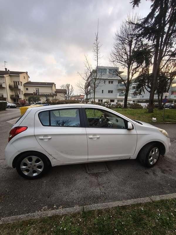 Usata Hyundai i20 Edition 77 CV (56 kW) 2011 Bianco Utilitaria