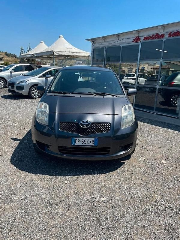 Grigio Usata 2008 Toyota Yaris Due volumi | 4900 € (Molto cara) - Immagine 1/4