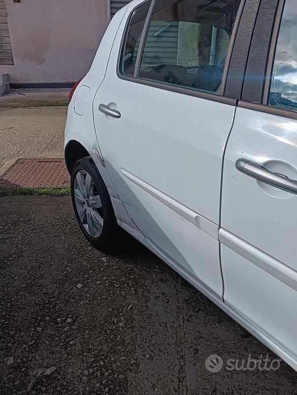 Usata Renault Clio III 101 CV (74 kW) 2010 Bianco Utilitaria