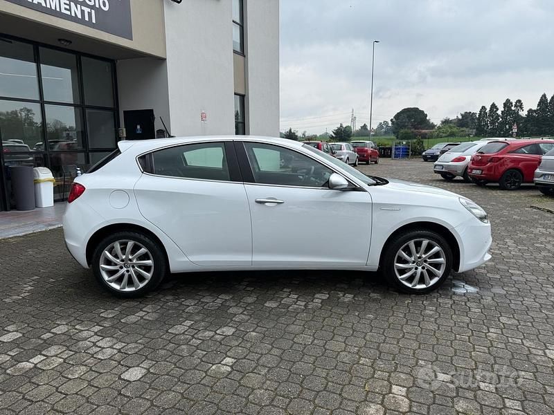 Usata Alfa Romeo Giulietta Super 120 CV (88 kW) 2019 Bianco Utilitaria