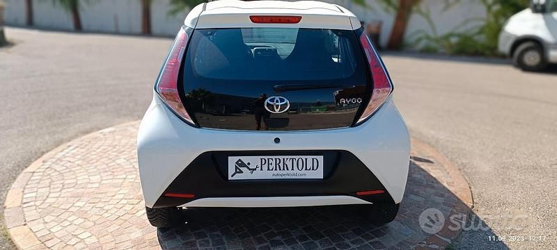 Usata Toyota Aygo 69 CV (50 kW) 2015 Bianco Utilitaria