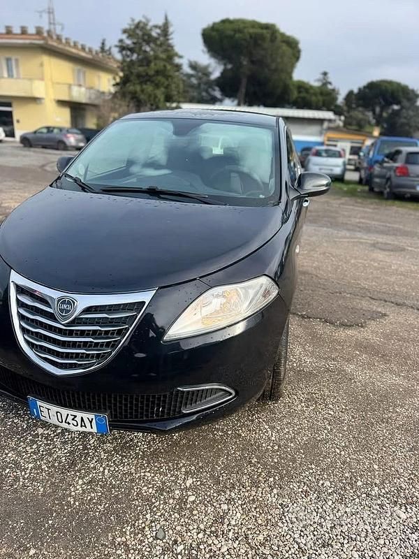 Usata Lancia Ypsilon 69 CV (50 kW) 2013 Rosso Utilitaria