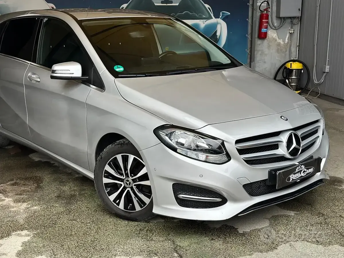 Usata Mercedes B180 122 CV (89 kW) 2017 Grigio Utilitaria