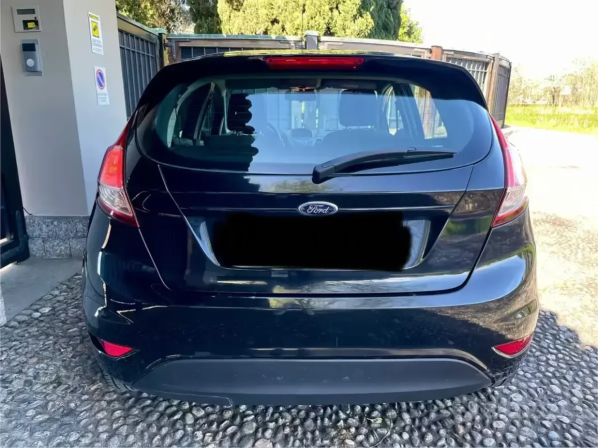 Usado Ford Fiesta 75 CV (55 kW) 2015 Negro Utilitario