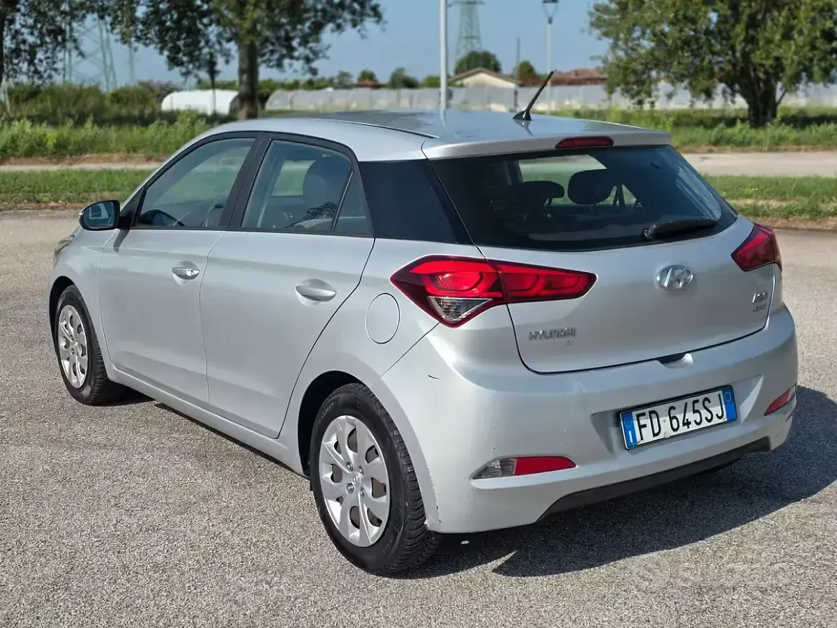 Usata Hyundai i20 73 CV (53 kW) 2016 Grigio Berlina