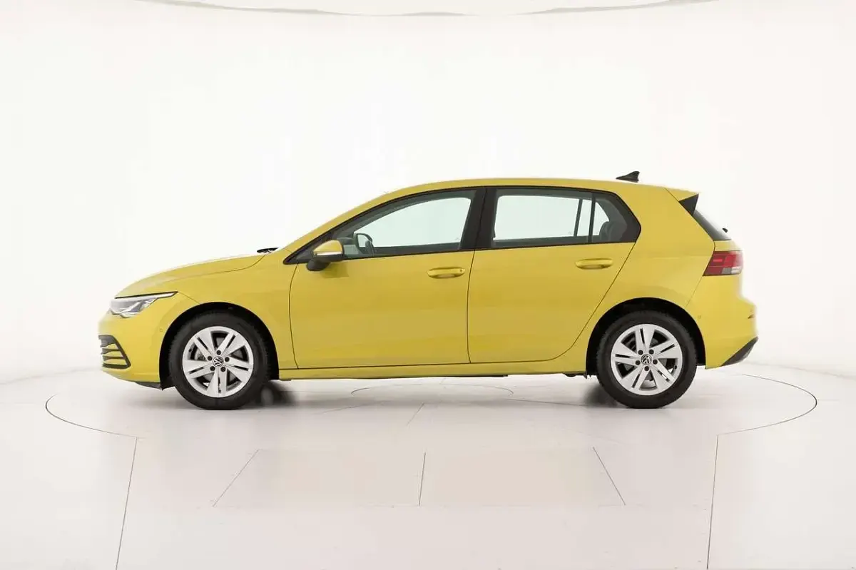 Usata VW Golf VIII Life 131 CV (96 kW) 2022 Giallo Utilitaria