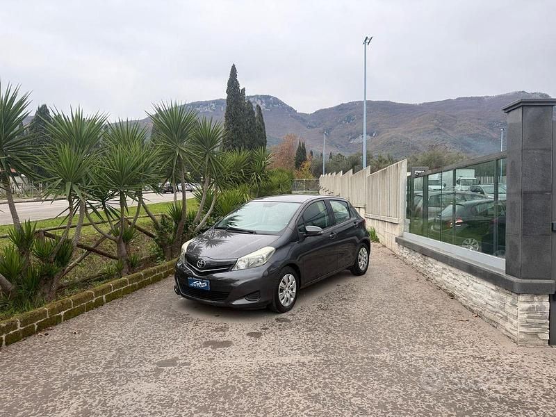 Usata 2012 Toyota Yaris Lounge Due volumi | 5950 € (Buon prezzo) - Immagine 1/4