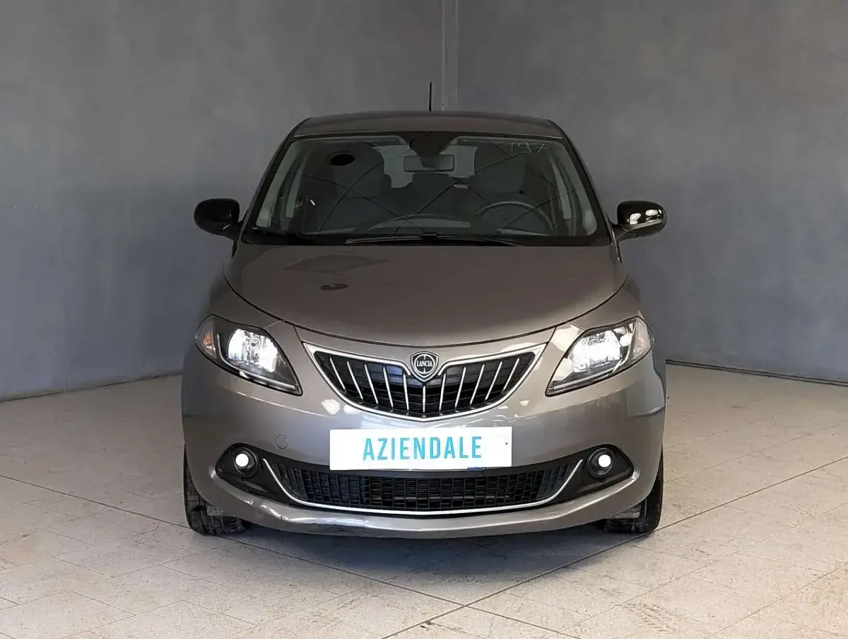Używany Lancia Ypsilon Gold 70 KM (51 kW) 2023 Szary Hatchback