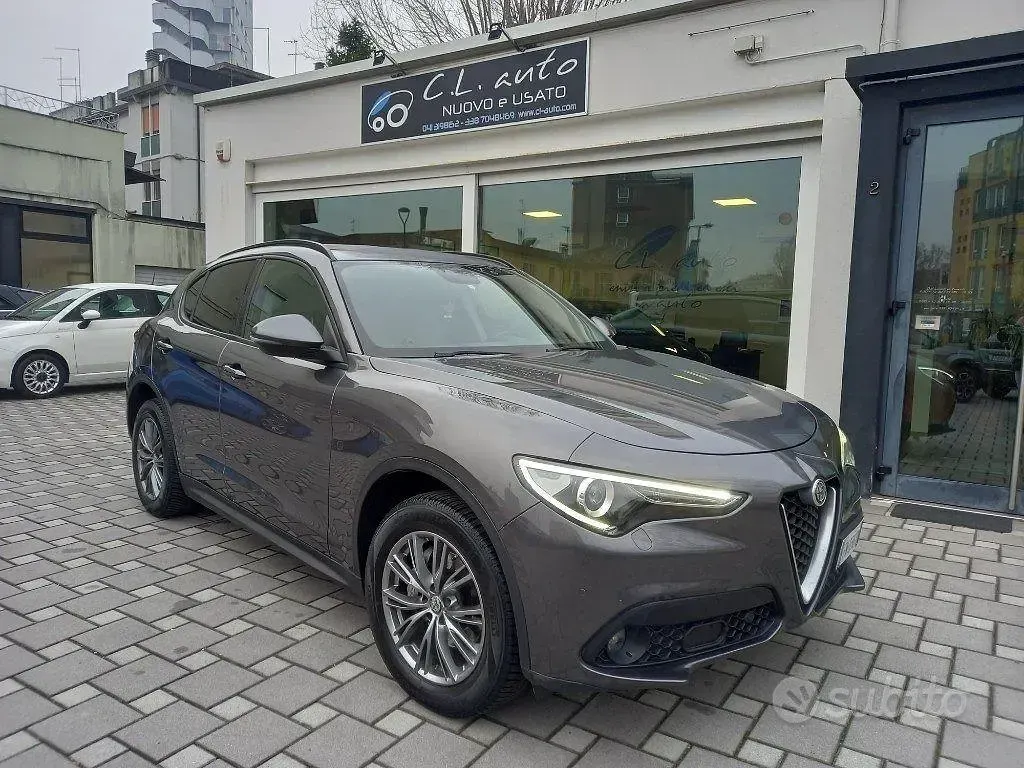 Usata Alfa Romeo Stelvio Executive 209 CV (153 kW) 2018 Grigio SUV