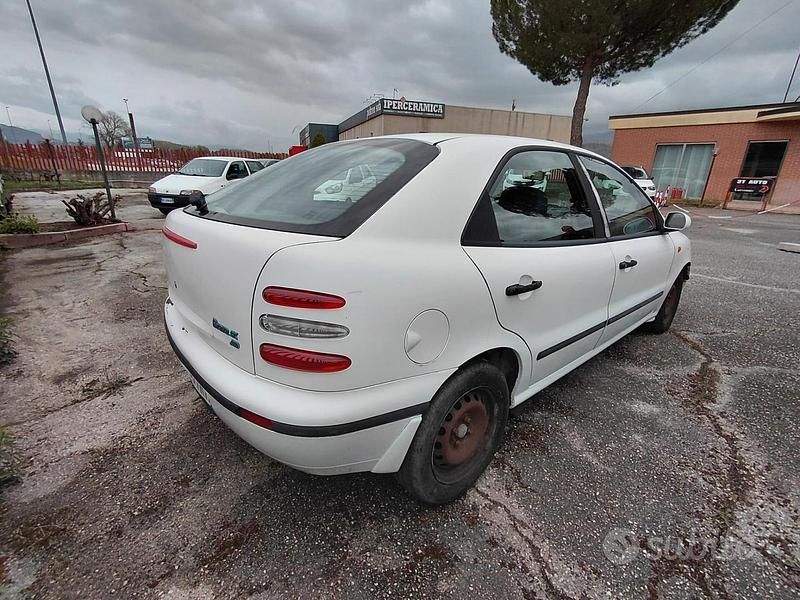 Usata Fiat Brava 101 CV (74 kW) 2001 Bianco Utilitaria