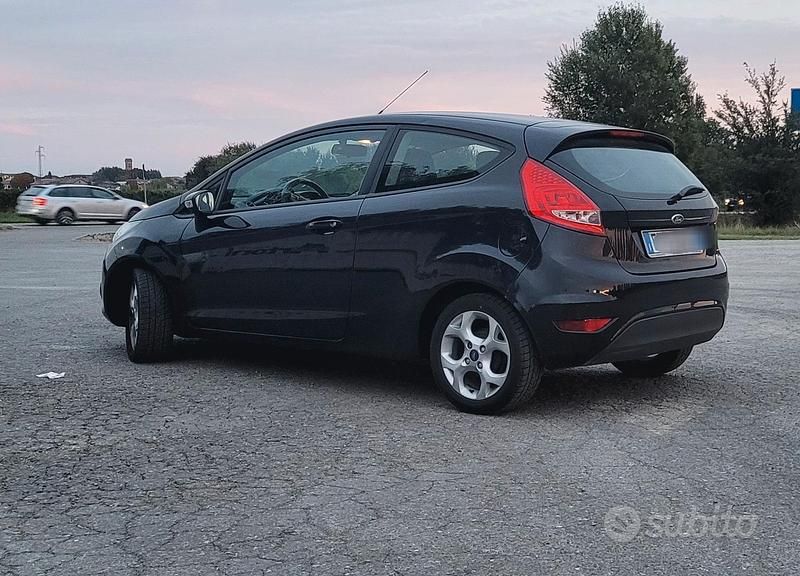 Usata Ford Fiesta 70 CV (51 kW) 2014 Nero Utilitaria