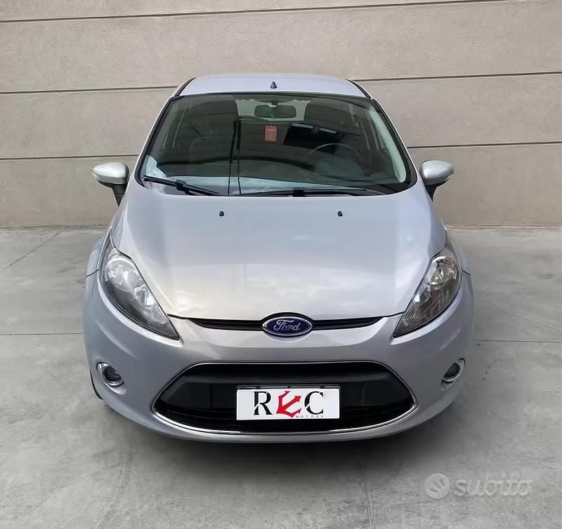 Usata Ford Fiesta 97 CV (71 kW) 2012 Grigio Utilitaria