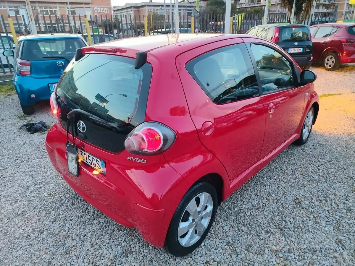 Usata Toyota Aygo 68 CV (50 kW) 2013 Rosso Utilitaria