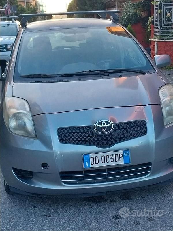 Grigio Usata 2006 Toyota Yaris Tre volumi | 3300 € - Immagine 1/4