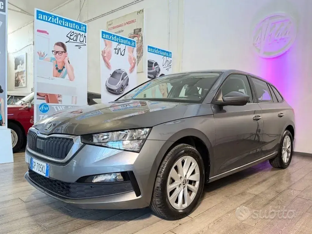 Usata Skoda Scala Ambition 95 CV (69 kW) 2023 Grigio metallizzato Utilitaria