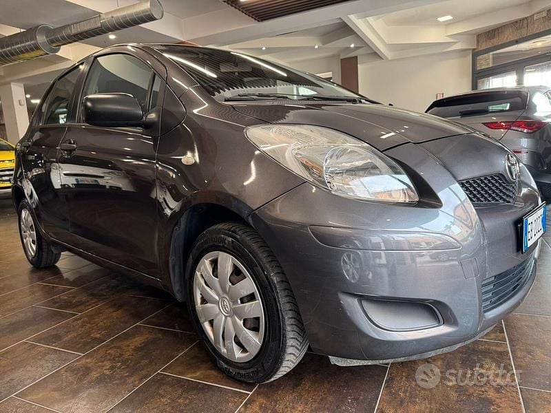 Usata Toyota Yaris Eco 69 CV (50 kW) 2010 Grigio Utilitaria