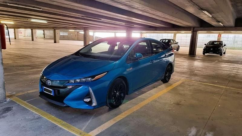 Usata Toyota Prius 98 CV (72 kW) 2017 Blu/azzurro Berlina