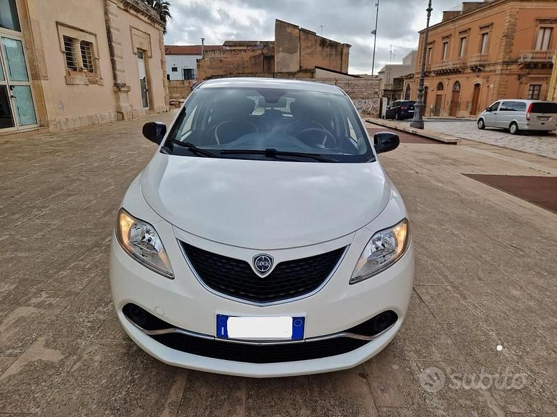 Usata Lancia Ypsilon Platinum 95 CV (69 kW) 2016 Bianco Utilitaria