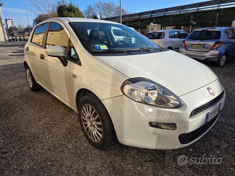 Usata Fiat Punto Lounge 69 CV (50 kW) 2015 Bianco Utilitaria
