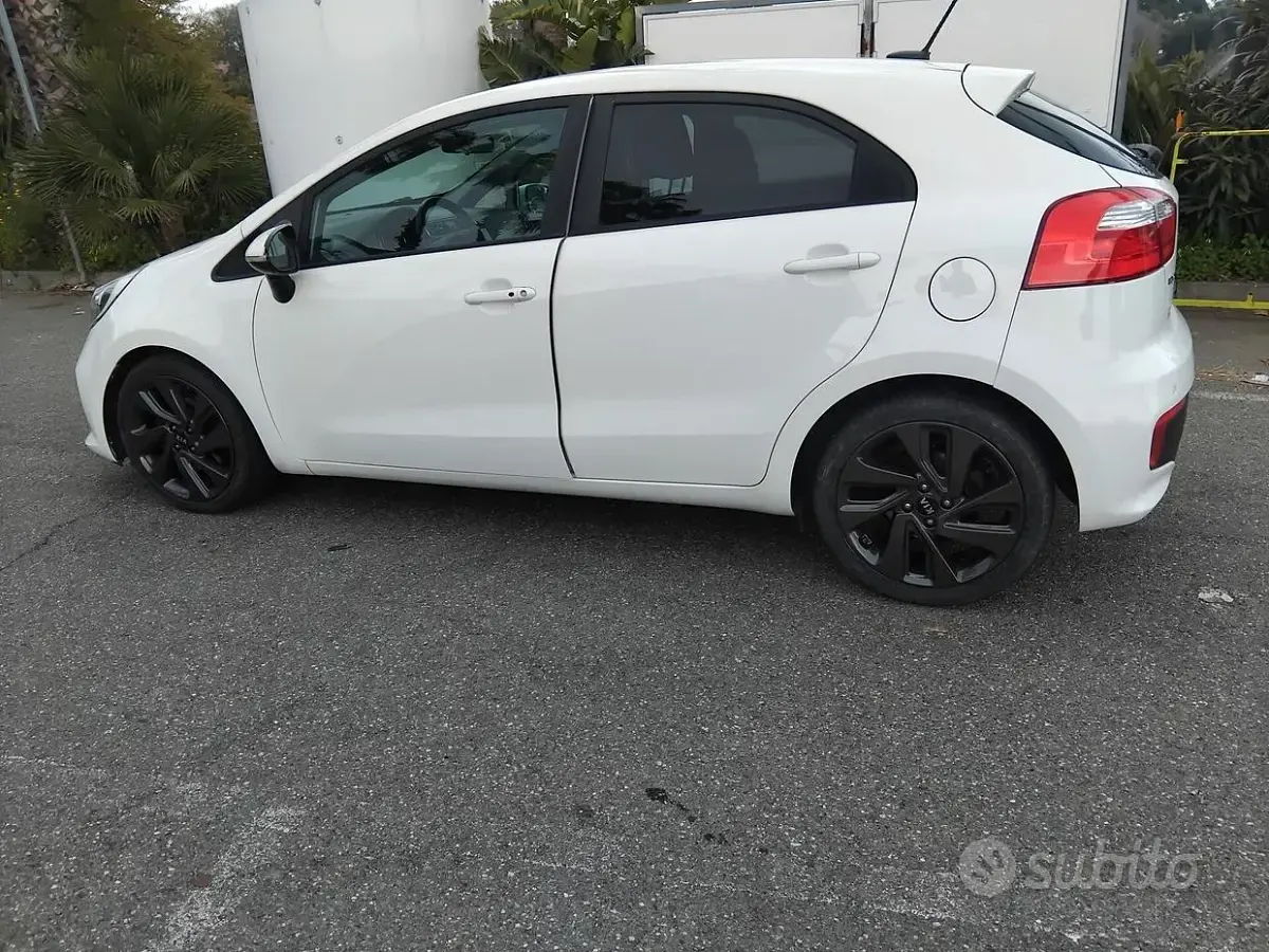 Usado Kia Rio 90 HP (66 kW) 2017 Branco Sedan