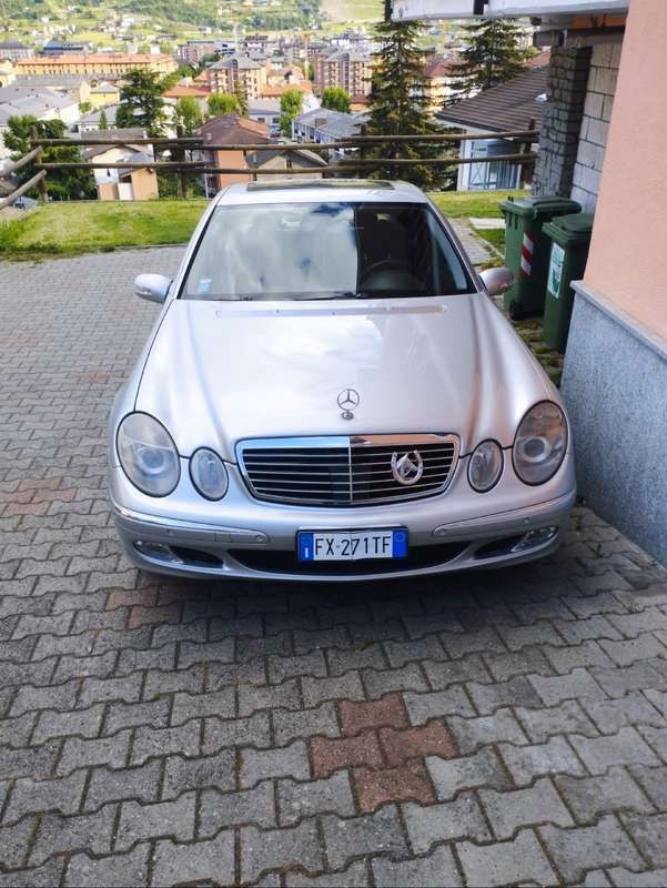 Usata Mercedes E270 Elegance 177 CV (130 kW) 2002 Grigio Berlina