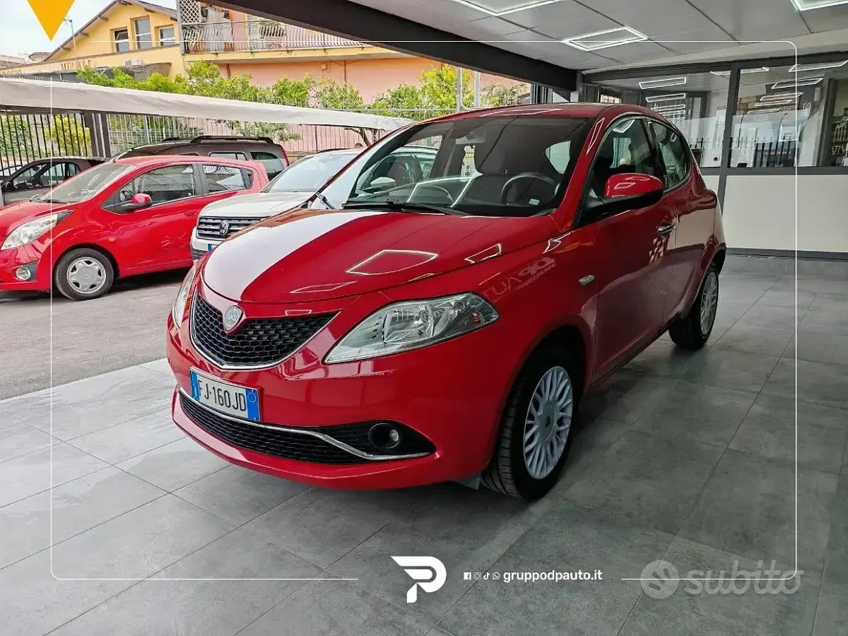 Usata Lancia Ypsilon Silver 95 CV (69 kW) 2017 Rosso Utilitaria