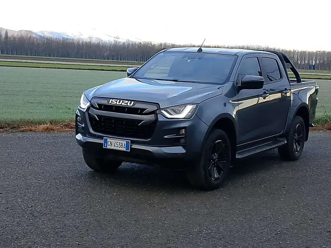 Usata Isuzu D-Max 163 CV (119 kW) 2023 Grigio Pick-up