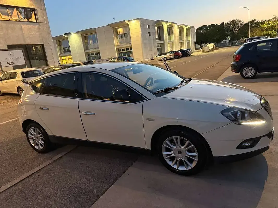 Usata Lancia Delta 120 CV (88 kW) 2009 Beige Utilitaria