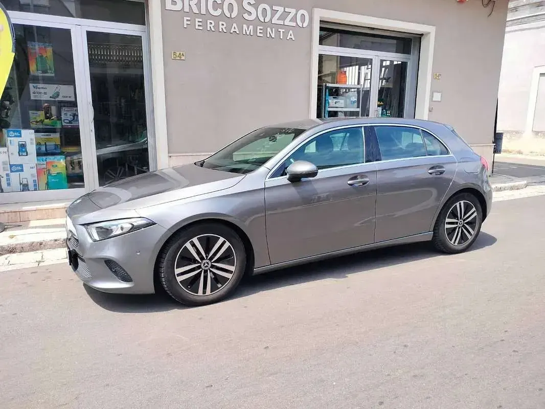 Usata Mercedes A180 Premium 116 CV (85 kW) 2021 Grigio Berlina