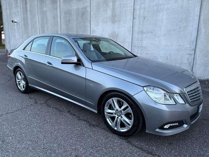 Grigio Usata 2009 Mercedes E350 Tre volumi | 9700 € (Buon prezzo) - Immagine 1/4