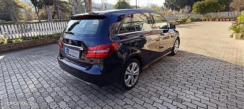 Usata Mercedes B180 108 CV (79 kW) 2018 Blu Monovolume