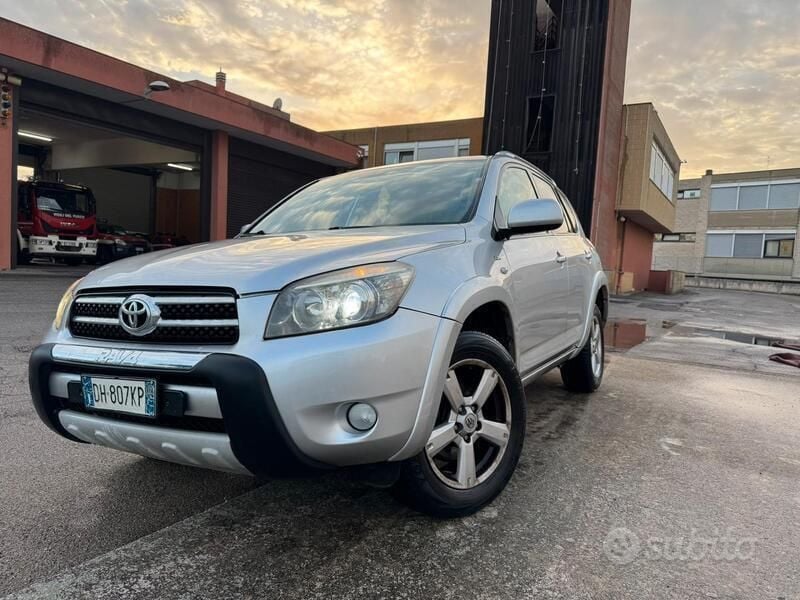 Usata 2007 Toyota RAV4 SUV | 5000 € - Immagine 1/4