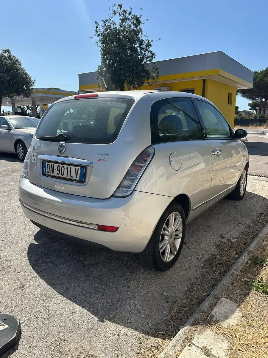 Usata Lancia Ypsilon 75 CV (55 kW) 2008 Argento Utilitaria