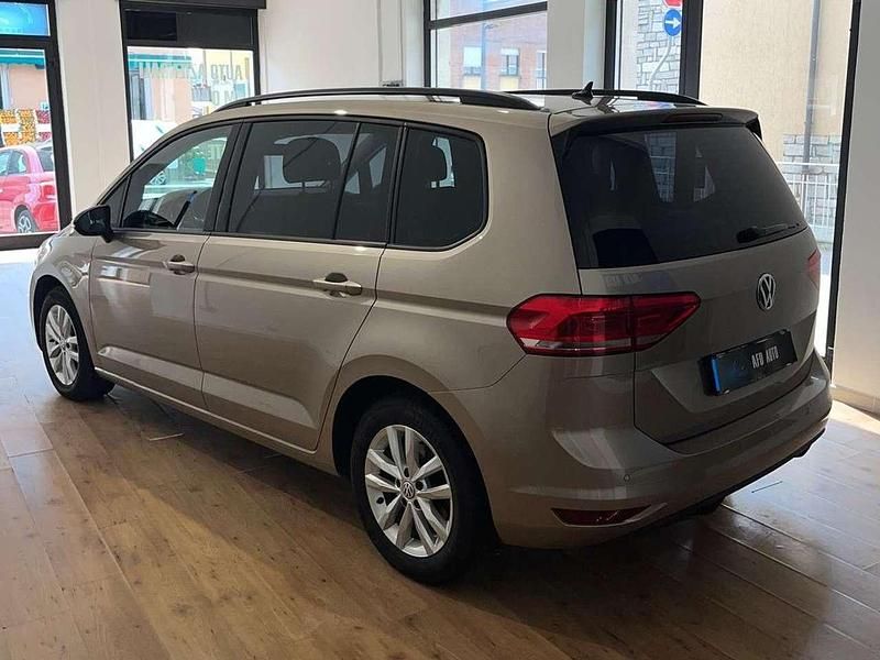 Käytetty VW Touran Highline 116 HP (85 kW) 2018 Ruskea Tila-auto