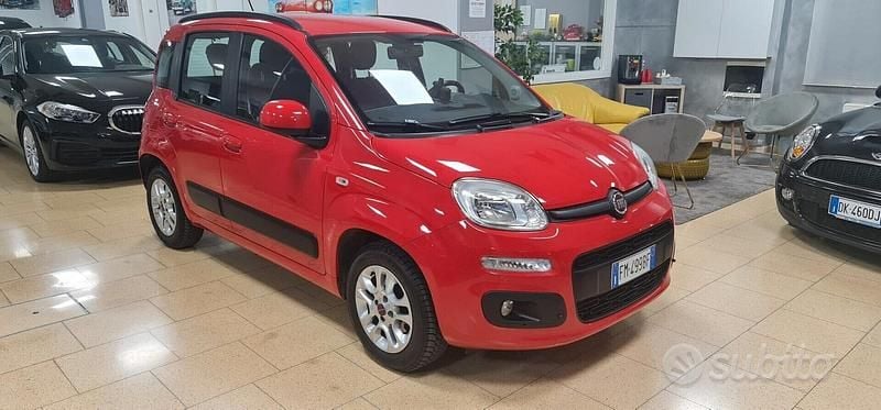 Usata Fiat Panda Lounge 69 CV (50 kW) 2017 Rosso Utilitaria