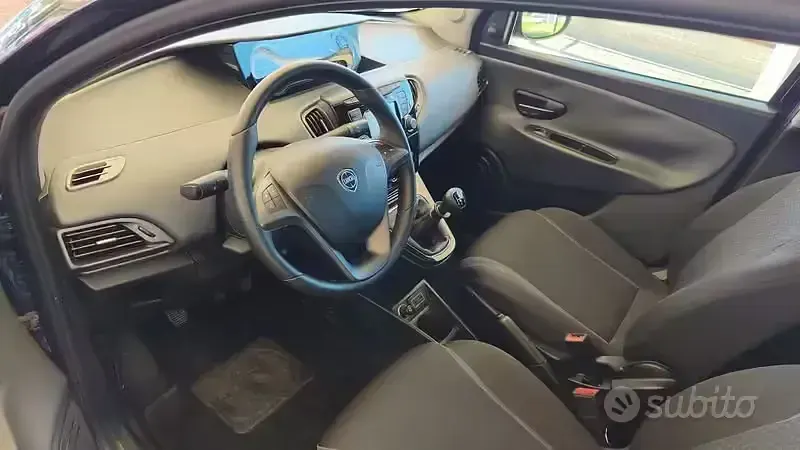 Usata Lancia Ypsilon Silver 69 CV (50 kW) 2017 Bluazzurro Utilitaria